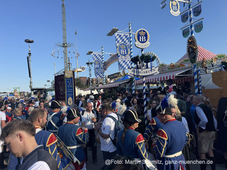 Oktoberfest Weißbierkarussel: das Weißbierkarussel Fahrenschon auf dem Oktoberfest zwischen Käfer und der Bavaria